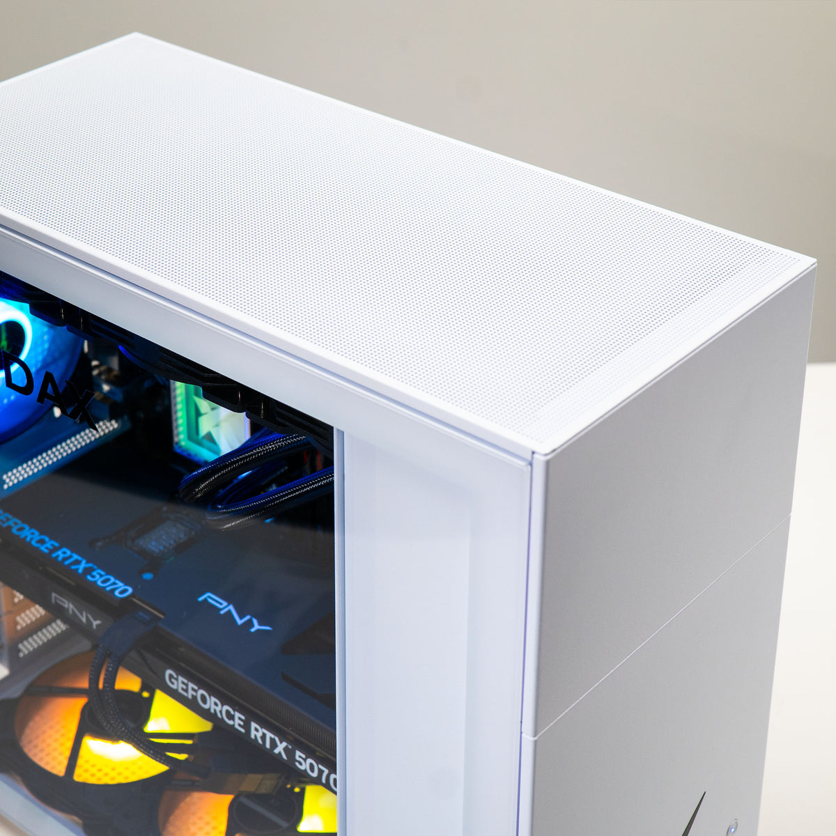 X-2 R5 7600 + RTX 5070 XEN White