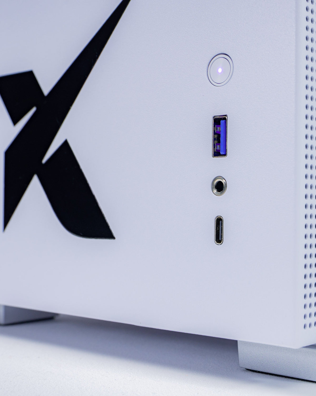 Xidax X-6 white Xen case with tower air cooler and GeForce RTX graphics card